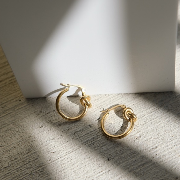🔅18K Gold Plated knot Hoop Earrings - Picture 5 of 5